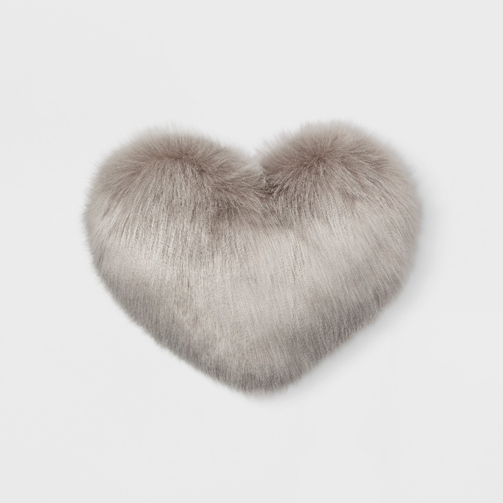 Large faux fur heart throw pillow - Picture 5 of 6